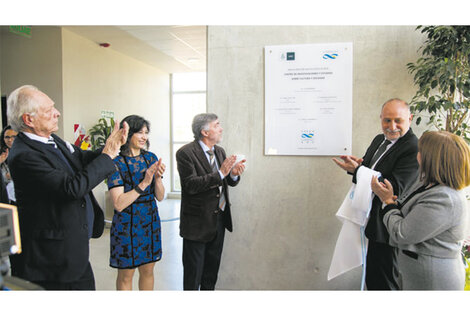 Adrián Carbonetti (derecha) en la apertura de un centro de estudios de la UNC. (Fuente: Gentileza del CONICET)