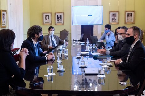 El jefe de gabinete, Santiago Cafiero, liderando la reunión del gabinete económico.