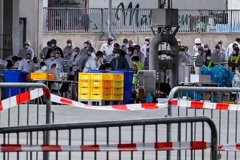 Soldados alemanes haciendo el test del coronavirus a los empleados del matadero de Tonnies.