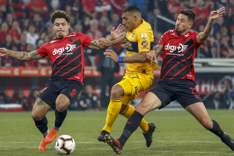 Abila intenta pasar entre los centrales brasileños, en el partido de ida.