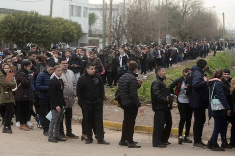 La fila de un kilómetro para entrar al penal de Olmos.  