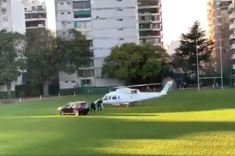 Macri con los vecinos de Belgrano a los que fue a visitar en helicóptero.