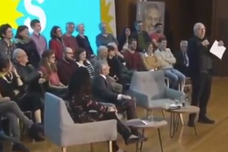 Paenza explica al auditorio la cantidad de gente que se puede convencer en pocos días. 