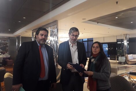 Maximiliano Rusconi y Luz Palmás Zaldua junto al secretario de la Corte IDH, Pablo Saavedra Alessandri (en el centro).