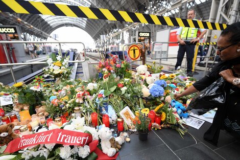 Un mujer deposita flores en el andén 7 de Frankfurt, donde se produjo el ataque.