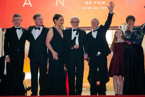 Ken Loach preside el equipo de Sorry We Missed You en la gala de anoche en Cannes.  