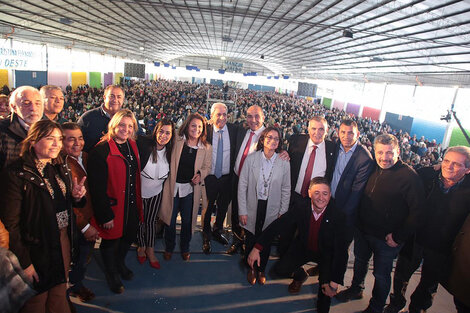 Políticos y sindicalistas reunidos en ATSA.