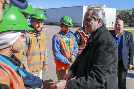 Alberto Fernández visitó la aceitera Deheza en Córdoba. 