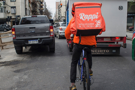Rappi, Pedidos Ya y Glovo reclutan a personas en moto o bicicleta a través de una aplicación. 