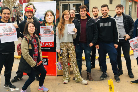 Gabriel Solano junto a militantes del Frente de Izquierda en Barracas.