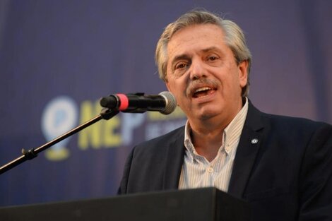 Alberto Fernández frente a los equipos técnicos.