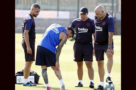 Messi se señala la zona de la lesión en el sóleo de su pierna derecha.