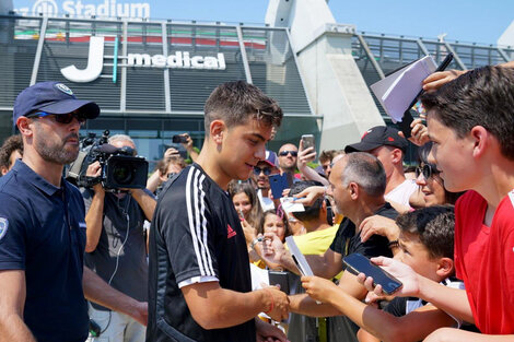 Dybala recibe el cariño de los hinchas de Juventus.