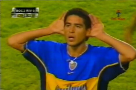 Riquelme, en el momento de un gesto que quedó en la historia. 