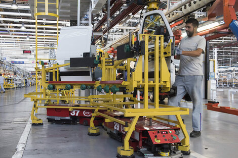 Bajó la producción industrial casi 10% en el primer semestre