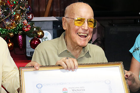 Zerpa al ser homenajeado en el Museo OVNI de Victoria en 2018.