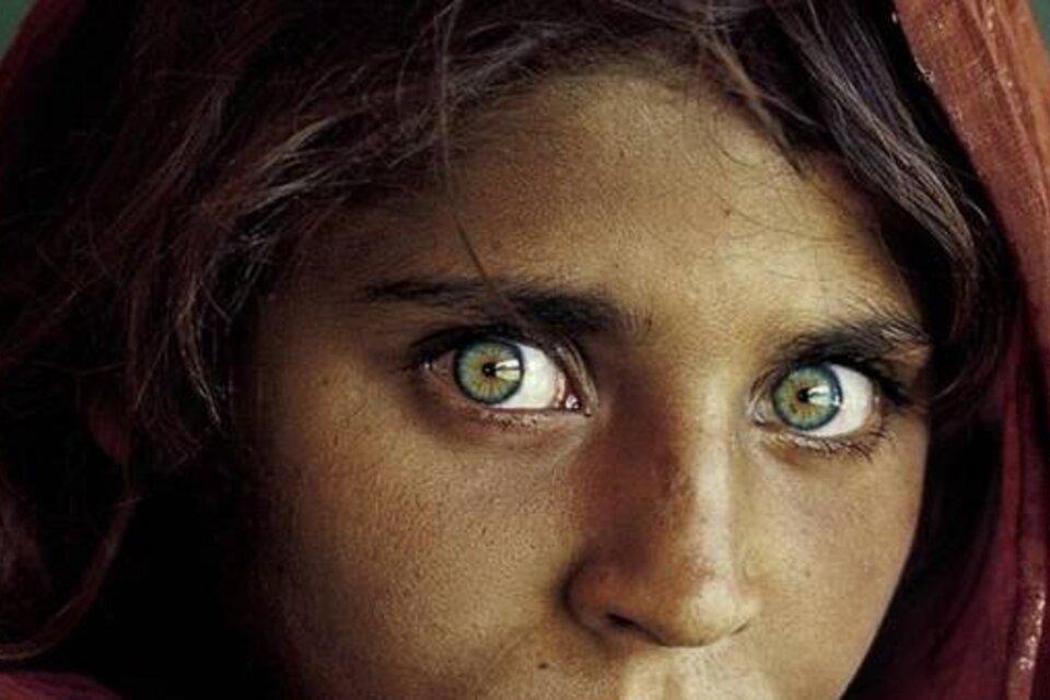 Sharbat Gula, la "niña afgana" que se hizo famosa en la tapa de National Geographic en 1985.