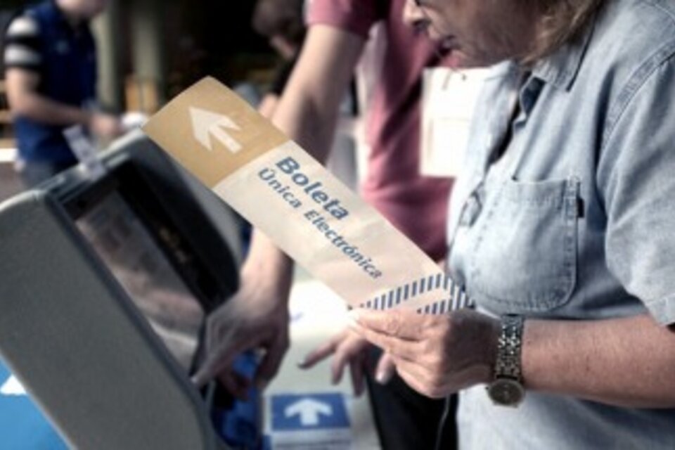 La oposición propone que haya boleta electrónica pero sin chip y que los votos se cuenten manualmente. (Fuente: DyN)