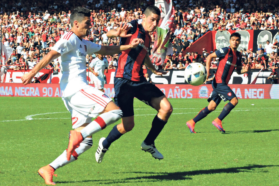 Amoroso y Merlini se enfrentan dentro del área de San Lorenzo en uno de los pasajes del primer tiempo del duelo jugado en Rosario. (Fuente: Alberto Gentilcore)