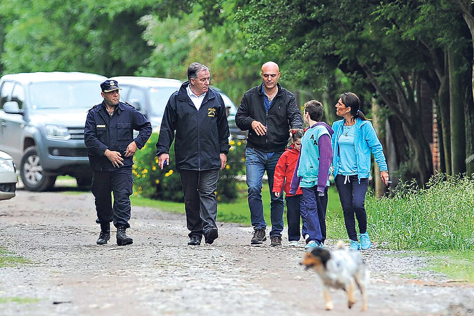 El chico sabía disparar porque acompañaba a su padre a cazar.