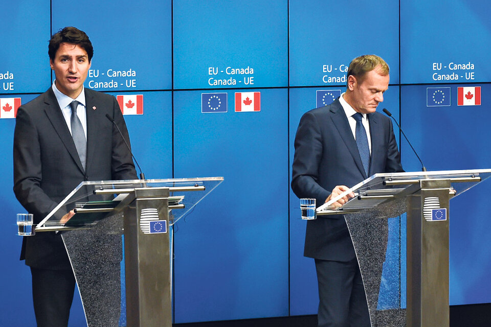 Justin Trudeau y Donald Tusk celebran la firma del tratado.