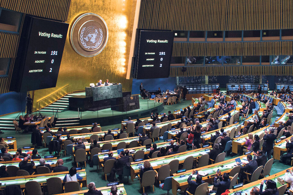 Los tableros del recinto de la ONU muestran el histórico resultado: 191 votos a favor, 0 en contra y 2 abstenciones.