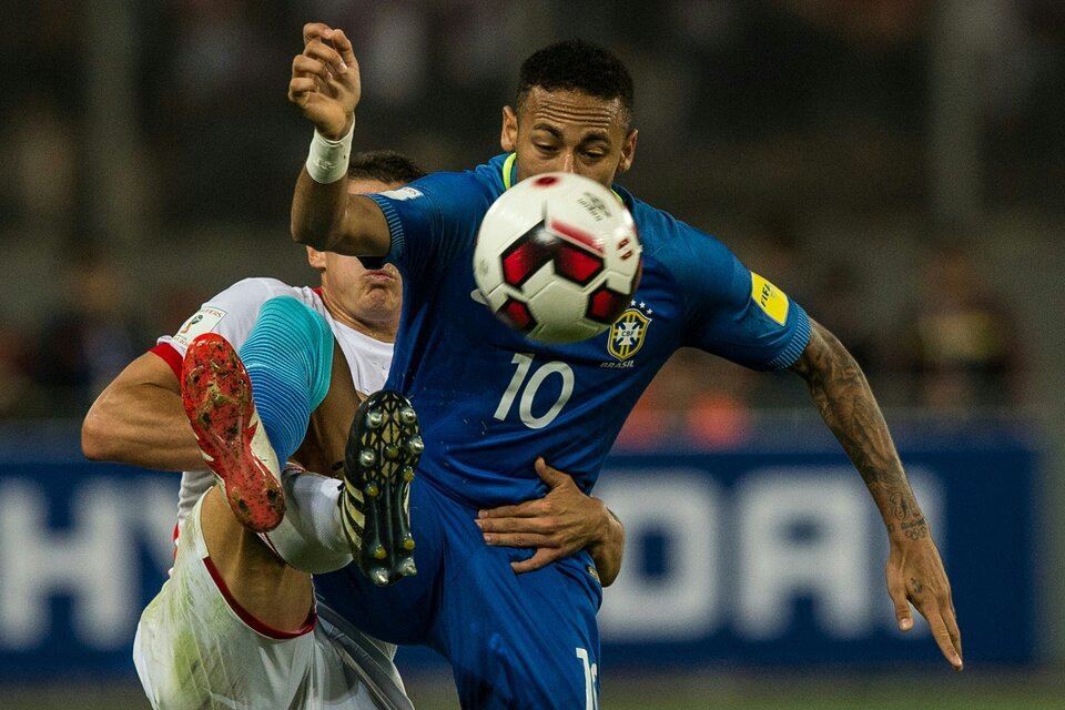 Con Neymar a la cabeza, Brasil se impuso anoche a Perú en Lima.