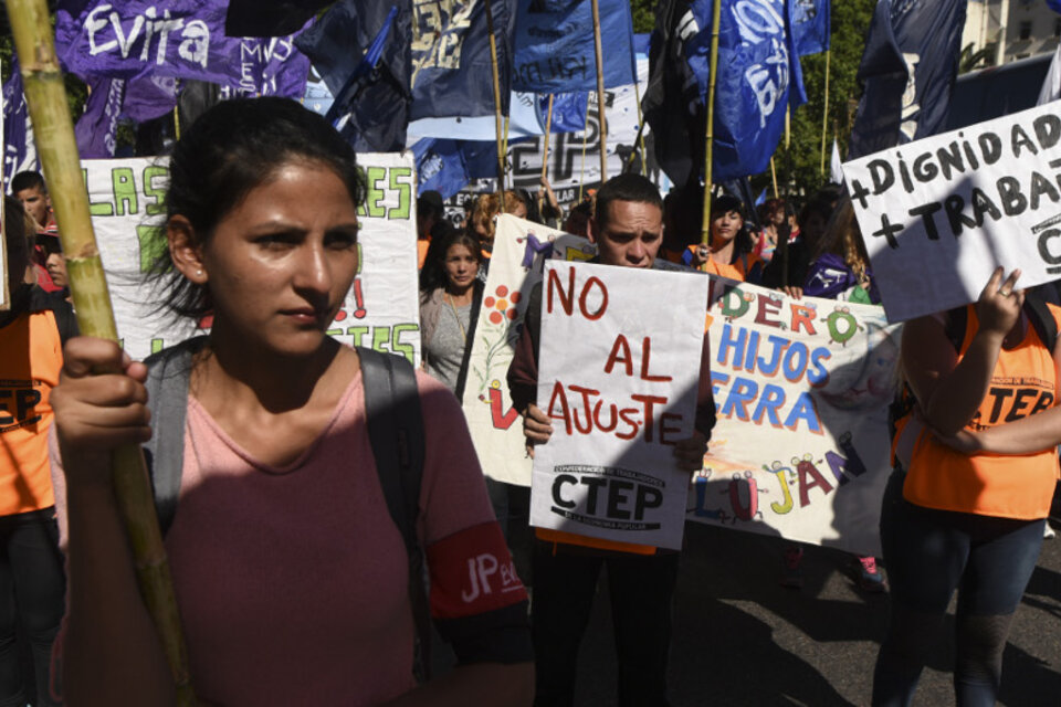El viernes pasado organizaciones sociales y la CGT marcharon al Congreso. (Fuente: AFP)
