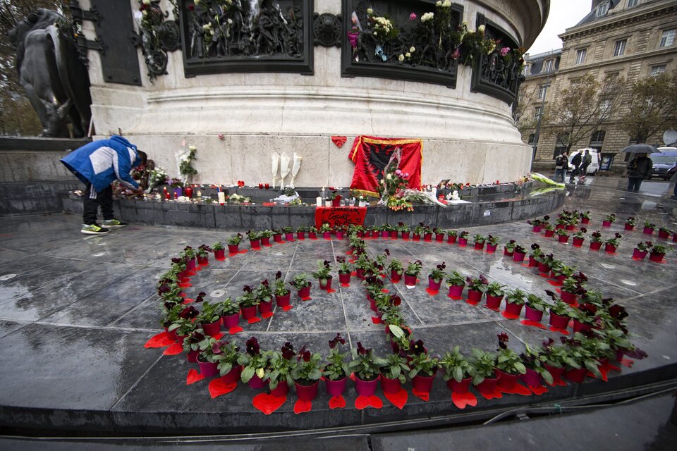 En la Plaza de la República, formaron un símbolo de paz con flores rojas en homenaje a las víctimas. (Fuente: EFE)