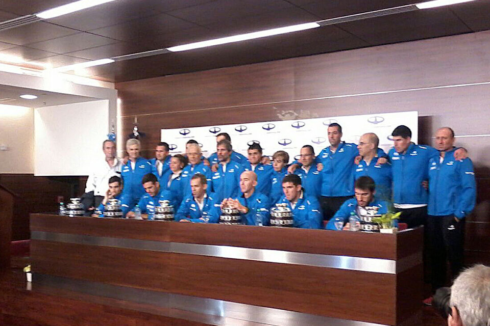 El equipo argentino levantó la ensaladera luego de la victoria de Delbonis. (Fuente: DyN)