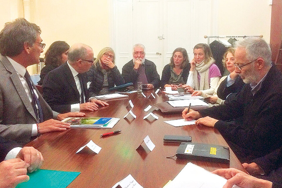 Claudio Avruj junto a organismos de derechos humanos franceses y franco argentinos en la embajada en París.
