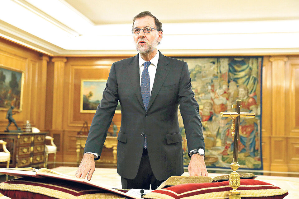 Rajoy juró por “defender la soberanía nacional, la unidad de España, la igualdad de los españoles y el respeto a la ley”. (Fuente: AFP)