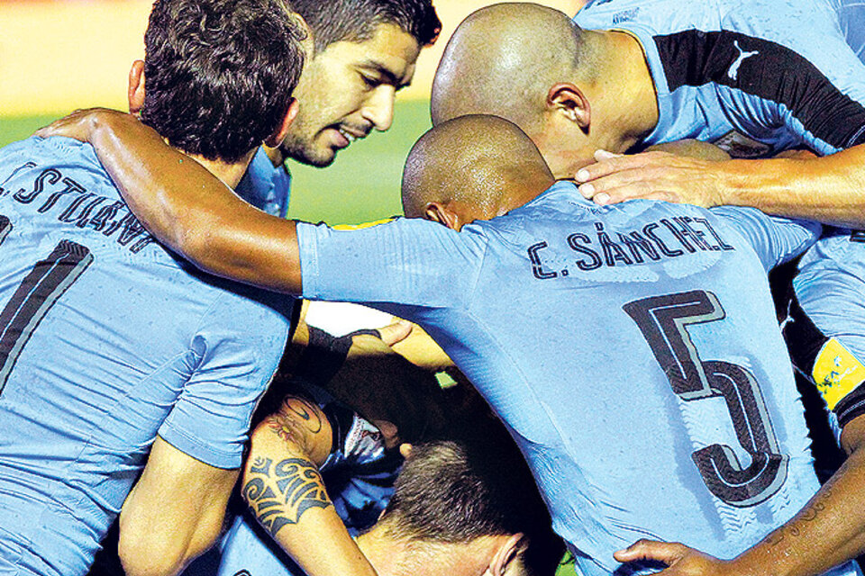 Los jugadores de Uruguay abrazan a Coates, autor del 1-0 parcial. (Fuente: EFE)