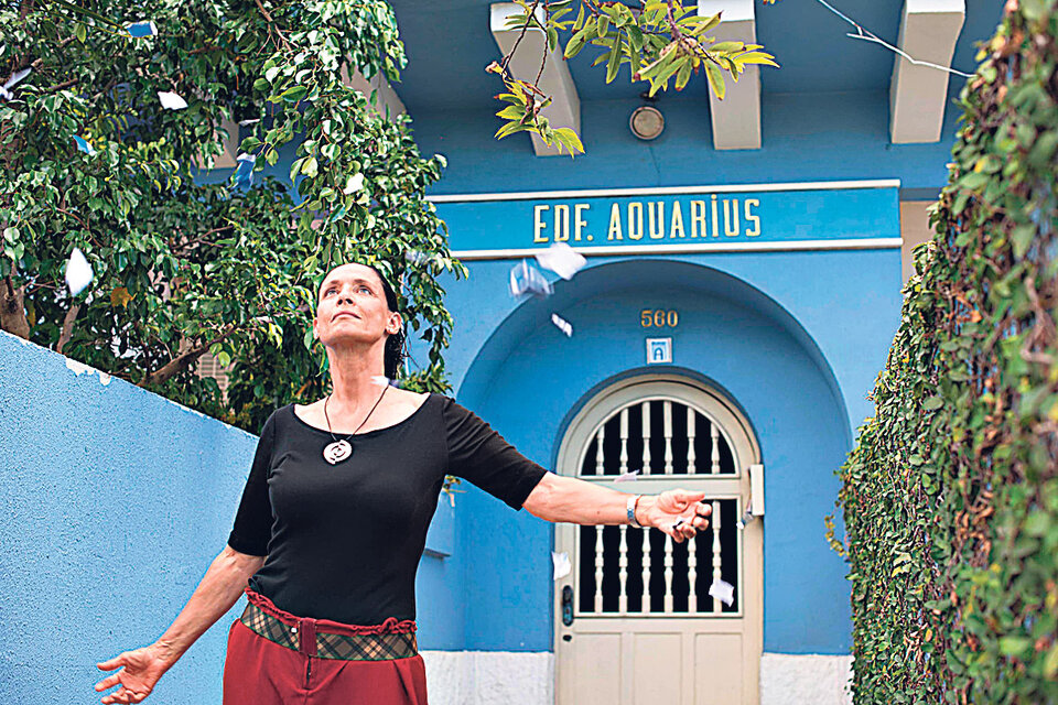 En Aquarius, Sonia Braga, la ex Doña Flor, ofrece una verdadera actuación para la tribuna.