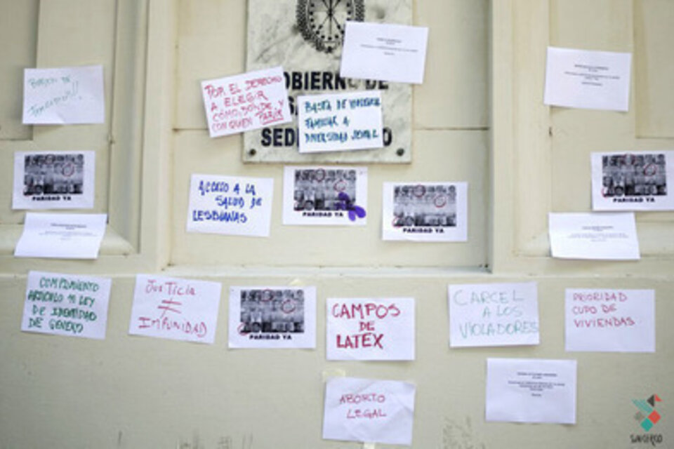 Carteles escritos a mano, nombres de víctimas y un petitorio llegaron ayer a gobernación. (Fuente: Gentileza Soledad Pellegrini, de Agencia Sin Cerco)