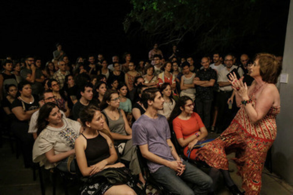 Magdalena Aliau y público en la performance creada por David Nahón, la noche de la inauguración.