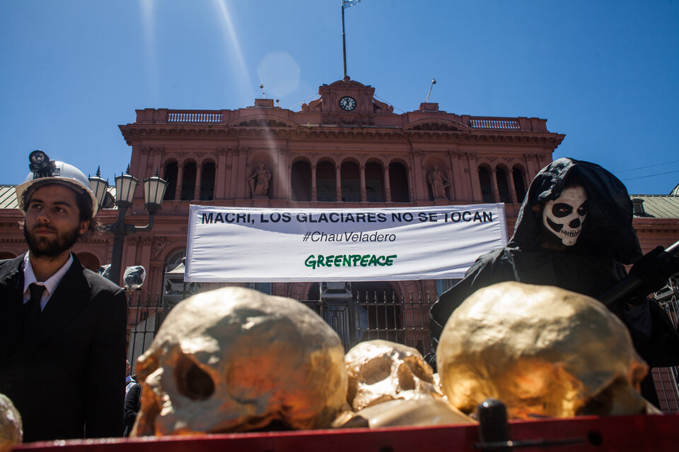 Protesta de Greenpeace en Plaza de Mayo contra la minería