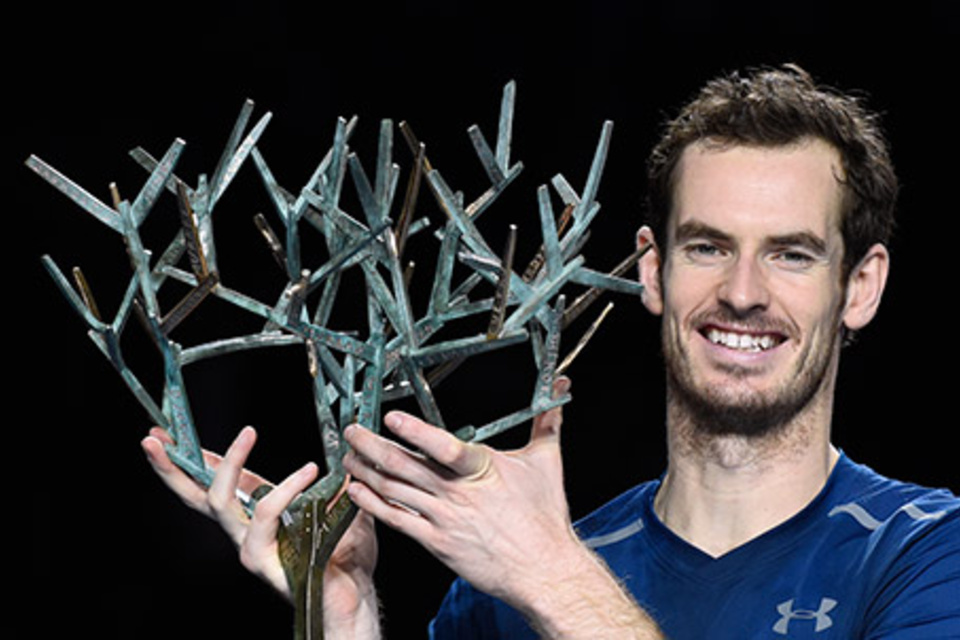 n Murray levanta el trofeo ganado en el certamen parisino, luego de dejar atrás a Isner.