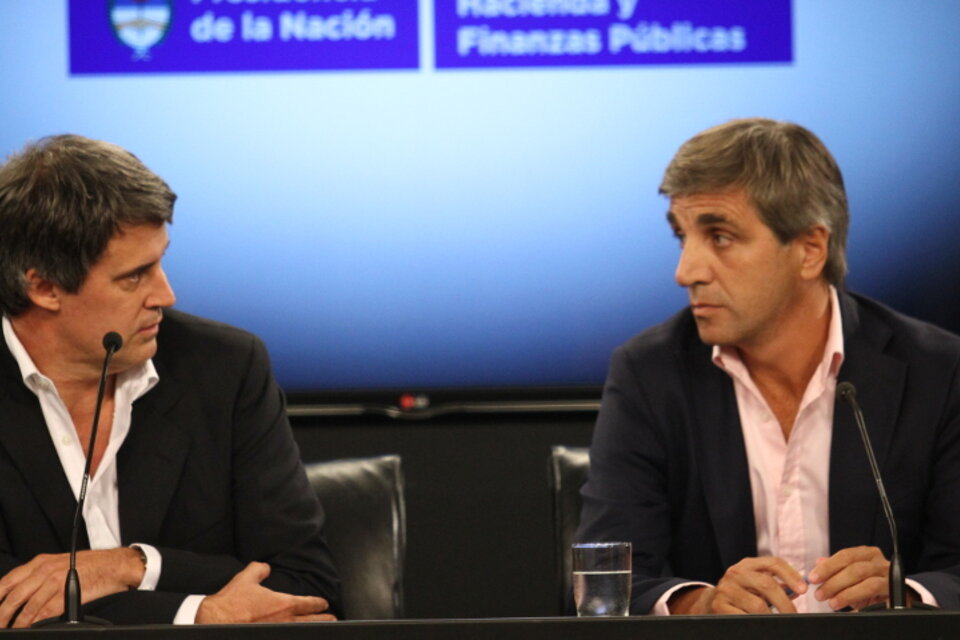 El secretario de Finanzas, Luis Caputo, junto al ministro de Hacienda, Alfonso Prat Gay. Caputo es uno de los funcionarios apuntados por CFK. (Fuente: Leandro Teysseire)