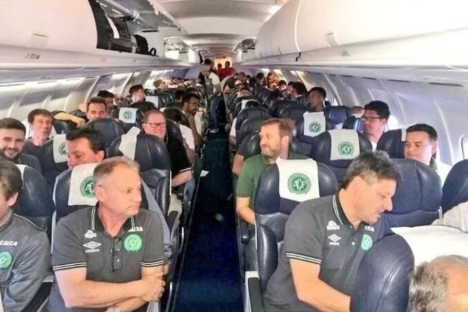 Una de las últimas fotos del equipo brasileño a bordo del avión que se estrelló en Colombia. (Fuente: Twitter)