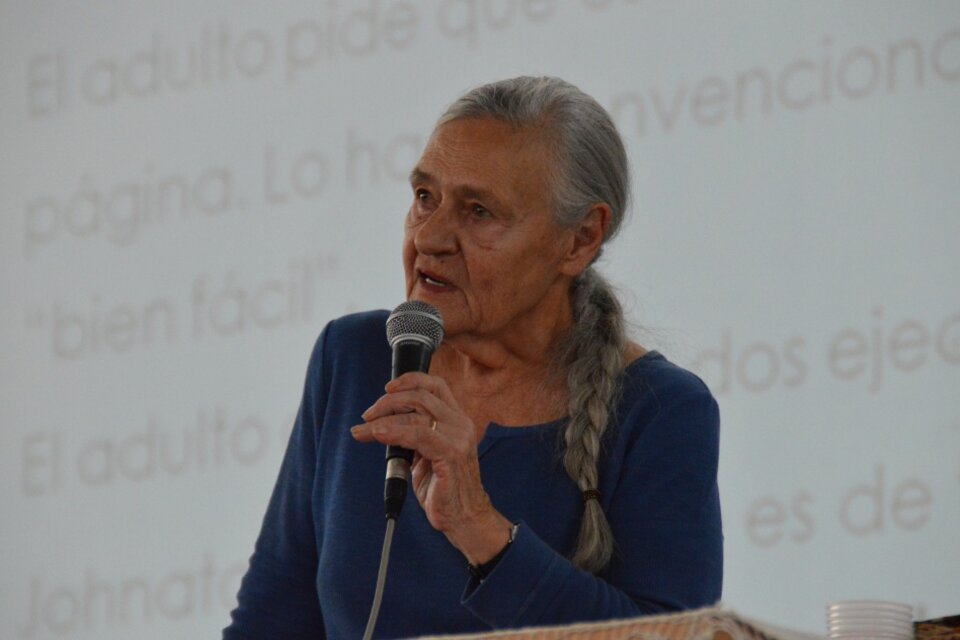 Emilia Ferreiro habló ante una multitud. (Fuente: Prensa Facultad de Humanidades de la UNLP.)