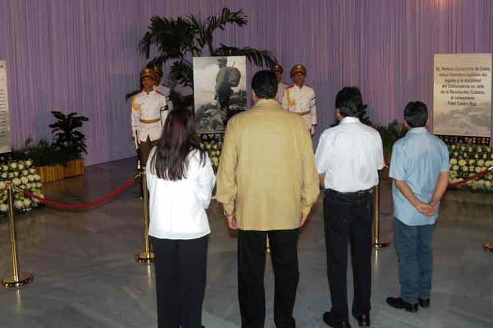 guardaron un minuto de silencio y se inclinaron frente a la imagen que muestra al líder cubano