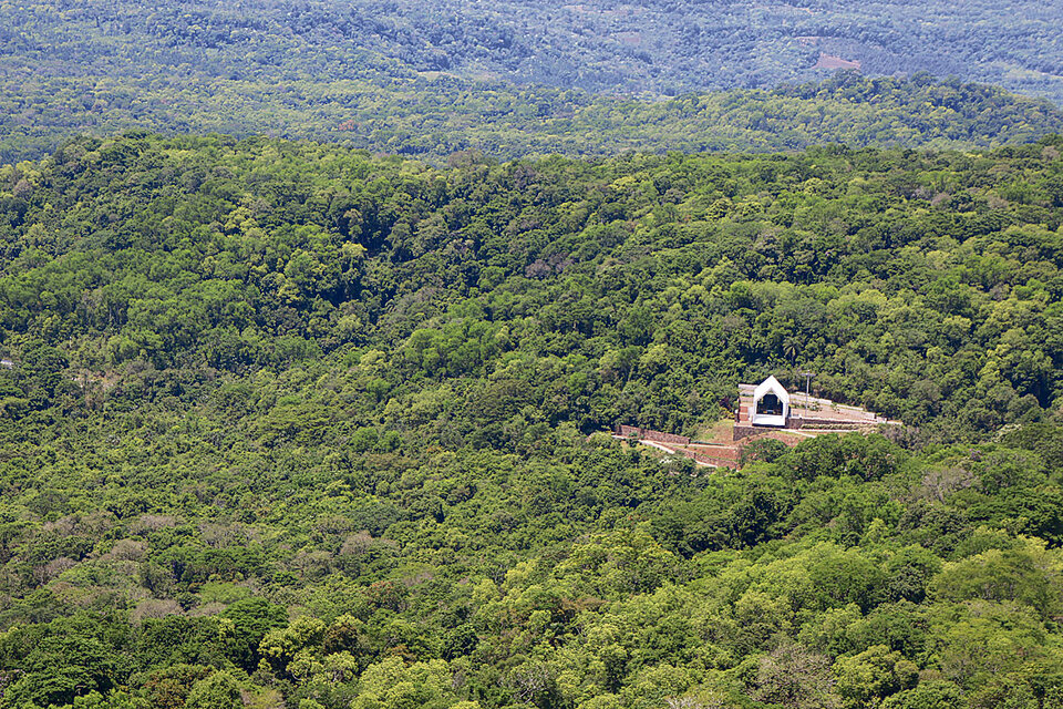 Un manto verde cubre todo el paisaje visto desde lo alto en la Cruz de la Selva de Santa Ana.