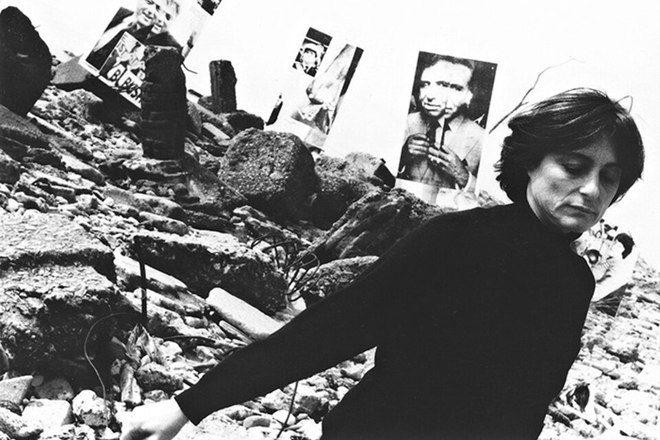 Liliana Maresca, Sin titulo. Imagen Pública - Altas esferas, Costanera Sur, Buenos Aires. Fotografía por Ludmila, 1993, Fotoperformance.