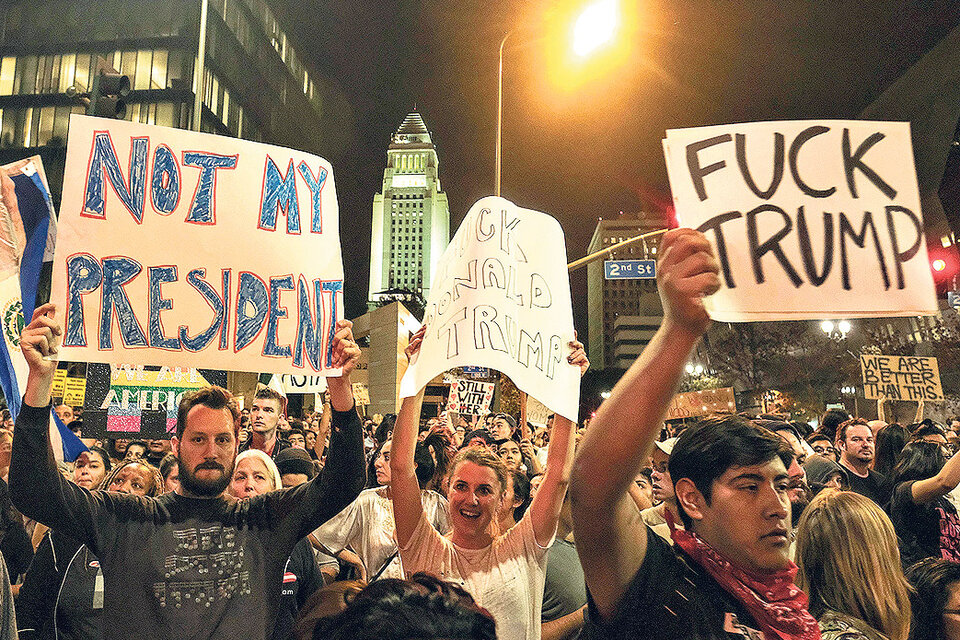En Los Angeles hubo protestas y vigilias, que terminaron con violentos choques con la policía.