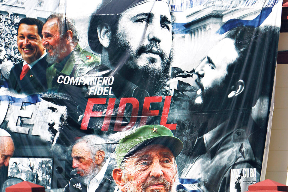 Apenas se informó la muerte de Fidel, empezaron a colgar en La Habana carteles con su imagen.
