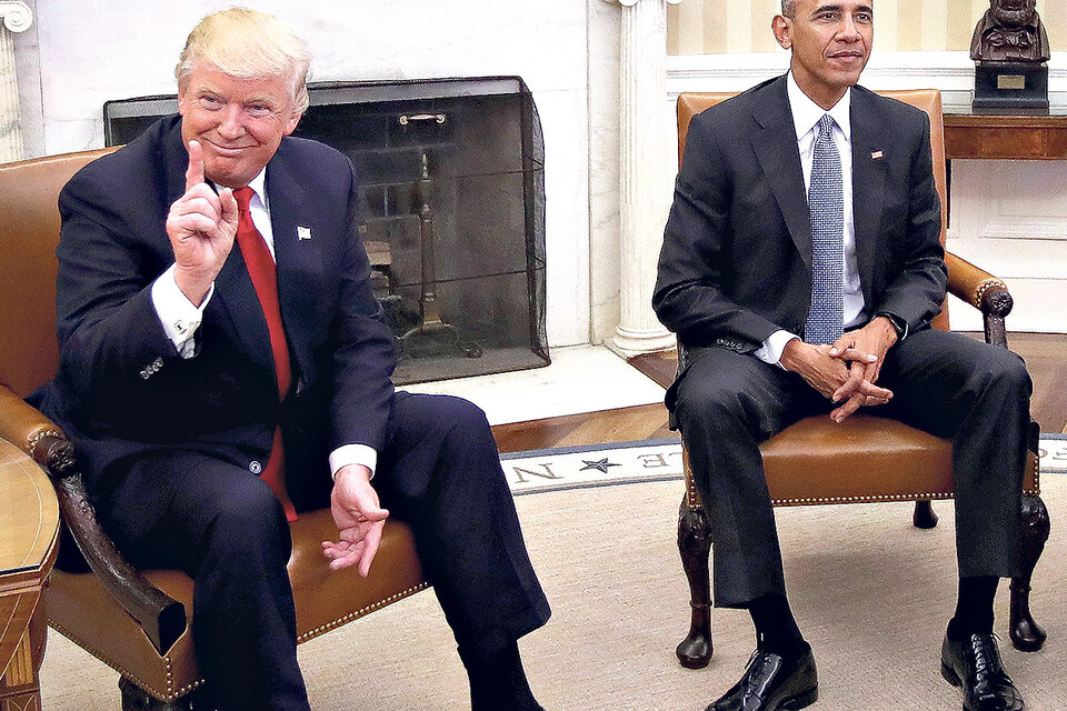 Trump y Obama, enemigos íntimos, se dan la mano en el Salón Oval de la Casa Blanca.