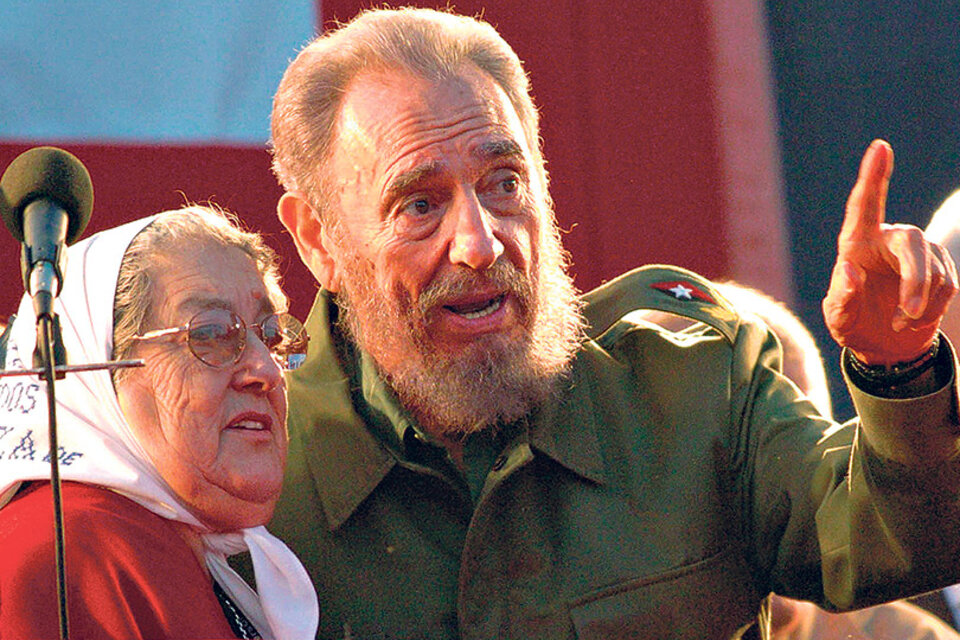 Fidel Castro junto a la titular de Madres de Plaza de Mayo, Hebe de Bonafini.