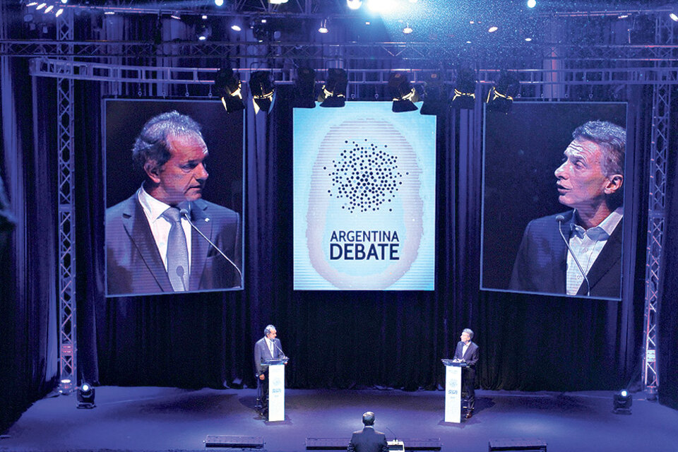 Daniel Scioli y Mauricio Macri hace un año, en el debate previo a la segunda vuelta.