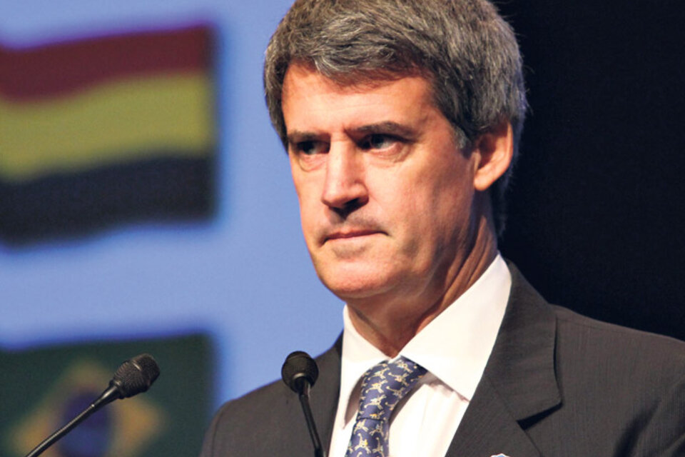 Alfonso Prat-Gay, ministro de Hacienda y Finanzas, es un endeudador serial.
